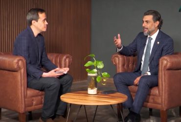 Entre el desinterés del director General del Canal del Congreso de la Ciudad de México, Jorge Armando Rocha, y el maloso jefe de los Chuchos del PVEM, Jesús Sesma, los directivos áreas neurálgicas de todo el aparato de comunicación legislativa están en el limbo. FOTOS: Especial. (Montaje de Sesma en sillón, con IA Gemini)