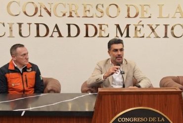 No sólo fue su idea, el verde Jesús Sesma también está apoyando. Desde la posición estratégica que ostenta como presidente del Congreso de la Ciudad de México está ayudando al director general del Metro, Adrián Rubalcava, a que se reúna con los grupos parlamentarios, supuestamente para beneficio de ese sistema de transporte. IMAGEN: Montaje con Gemini IA