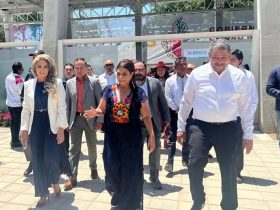 El jueves pasado, durante la inauguración de la UTOPÍA Ceylán, en Azcapotzalco, se dio un breve encuentro entre los principales representantes de las izquierdas en la capital del país: la jefa de Gobierno, Clara Brugada; la presidenta del PRD CDMX, Nora Arias, y el coordinador del PT en el Congreso, Ernesto Villarreal. FOTO: Especial