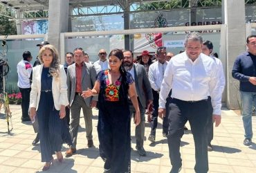 El jueves pasado, durante la inauguración de la UTOPÍA Ceylán, en Azcapotzalco, se dio un breve encuentro entre los principales representantes de las izquierdas en la capital del país: la jefa de Gobierno, Clara Brugada; la presidenta del PRD CDMX, Nora Arias, y el coordinador del PT en el Congreso, Ernesto Villarreal. FOTO: Especial