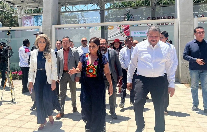 El jueves pasado, durante la inauguración de la UTOPÍA Ceylán, en Azcapotzalco, se dio un breve encuentro entre los principales representantes de las izquierdas en la capital del país: la jefa de Gobierno, Clara Brugada; la presidenta del PRD CDMX, Nora Arias, y el coordinador del PT en el Congreso, Ernesto Villarreal. FOTO: Especial