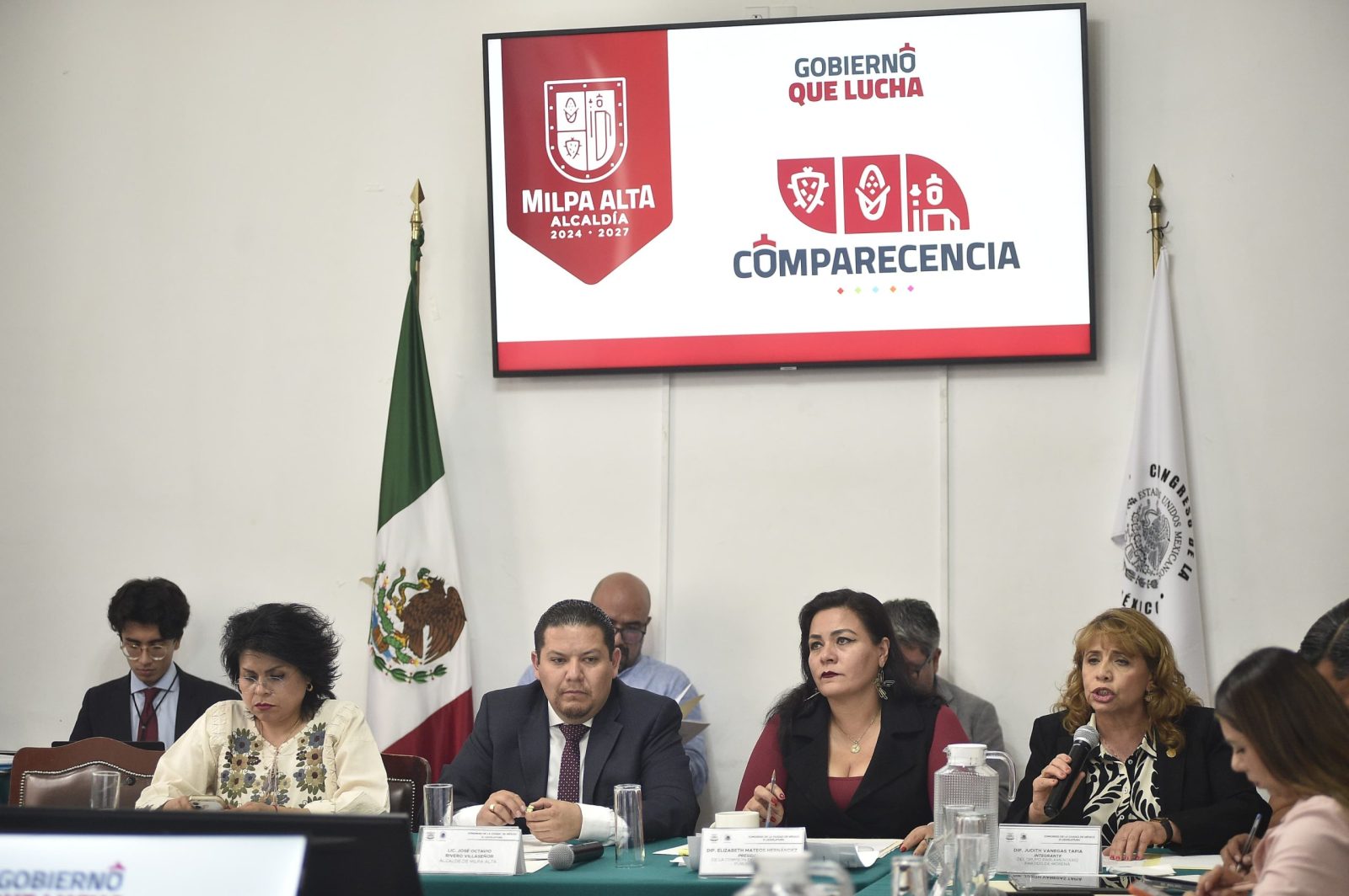 Óscar V. Machado / CDMX Magacín Al comparecer ante las comisiones unidas de Alcaldías y Límites Territoriales, y de Administración Pública Local del Congreso de la Ciudad de México, el Alcalde de Milpa Alta, José Octavio Rivero Villaseñor, planteó realizar una reunión de los 16 alcaldes y alcaldesas con esta soberanía capitalina para analizar el presupuesto que se destinan cada año a las demarcaciones. Argumento que en el caso de Milpa Alta los recursos no son suficientes para atender las demandas de los más de 160 mil habitantes que viven en esta jurisdicción del sur de la capital del país, a pesar de que en los últimos 2 años se ha incrementado 150 millones de pesos por año, estos incrementos se van para cubrir el déficit de la alcaldía, del capítulo 1000 principalmente, que corresponde a los salarios, más la inflación. “Del año 2025 yo calculo que nos quedó como 1.5, 2% de presupuesto real para canalizar hacia la ciudadanía. En mi caso particular, nosotros necesitamos al menos un aumento de 10% en el presupuesto anual”. Ante eso, en el Salón Herberto Castillo del recinto parlamentario capitalino, el edil propuso realizar una reunión de los 16 alcaldes con los diputados para analizar cuánto es lo qué se va a gastar al año, tomando en cuenta la inflación que se aumenta en salarios, “a partir de eso, que nos puedan dar un planteamiento de un aumento real para que nosotros podamos tener mejores programas, podamos aumentar obra pública, mas recursos a otras partidas para incrementar el nivel de vida de las personas”. En su comparecencia, Rivero Villaseñor recalcó que su gobierno ha reducido la inseguridad en 18%, porque se han incrementado diversas acciones como la adquisición de 3 patrullas pick up, 20 motopatrullas, la implementación del programa “Barrio alerta” con el cual se han concretado 251 asambleas vecinales, se construyeron 3 casetas de vigilancia en 3 de los 12 pueblos originarios. Añadió que su gobierno construyó un centro de monitoreo con capacidad para 1,200 cámaras, “ya se colocaron 300 y este año instaremos 450, lo que ha permitido ser la alcaldía con mayor respuesta en detención de delincuentes, pues de cada 2 delitos, en uno se detiene al responsable”. Añadió que se destinaron 40 millones de pesos para rehabilitar 7 plazas púbicas, así como para construir un parque ecoturístico en San Juan Tepenahuac, además se canalizaron 12 millones de pesos para rehabilitar los caminos rurales y reparar 13 mil baches en toda la demarcación, 8.5 millones para rehabilitar banquetas.   Al destacar que Milpa Alta fue en 2025 la única alcaldía que no padeció inundaciones, Rivero Villaseñor señaló que implementó el programa Operación Desagüe con un presupuesto de 10 millones de pesos, que también usó para dar mantenimiento a 33 barrancas. “También ayudó a esto que adquirimos 5 nuevos camiones de basura”. En Desarrollo social, destacó la puesta en marcha del programa “Bebe Digno”, único en la ciudad y en el país, con la construcción de 10 Bebetecas que benefician a más de 2 mil infantes (de 0 a 10 años) con actividades como estimulación y aprendizaje de habilidades cognitivas, sociales y emocionales, incluso se les otorga clases de náhuatl. Este programa recibió el Premio Intercontinental de Alcaldes y Gobernadores, otorgado por el Consejo de Líderes y Empresarios a Nivel Internacional. Añadió que en el año 2025 su gobierno apoyó con 13 mil pesos a productores de nopal con lo cual canalizó 72 millones de pesos y en 2026 estos recursos crecieron a 76 millones de pesos para darles 14 mil pesos, “pero con el apoyo del gobierno capitalino, cada productor recibirá 17 mil pesos”. Rivero Villaseñor destacó la implementación del programa “Protectora de la Salud” que tiene el objetivo de atender a 10 mil milpatenses. En su primera parte cuenta con una clínica que ofrece servicios gratuitos de medicina general, odontología, laboratorio clínico, servicios de optometría. Apuntó que con el esquema “Alimento digno” en 2025 se beneficiaron a 13,500 personas con la entrega de una despensa, se entregaron 250 apoyos a personas con discapacidad, 400 aparatos auditivos y andaderas. Con miras al Mundial de Futbol 2026, el edil dijo que se buscará aprovechar que el Estadio Azteca se encuentra a 40 minutos de la demarcación, por lo que se rehabitaron diversas centros deportivos, se cuentan con 21 rutas turísticas del mole, nopal, miel, zona verdes, “muy pronto vamos a inaugurar el Museo de la Comida de Milpa Alta, tenemos el programa “Milpa Cultura” que se despliega en los 12 pueblos de la demarcación con actividades musicales, artísticas y de desarrollo como Yoga en el bosque o serenidad verde. Durante la comparecencia participaron las diputadas Elizabeth Mateos Hernández, presidenta de la Comisión de Administración Pública Local, Ileana Sánchez Chávez, presidenta de la Comisión de Alcaldías y Límites Territoriales, así como las legisladoras Leticia Haro Jiménez, Tania Larios Pérez, Luisa Ledezma Alpízar, Diana Barragán Sánchez, Yolanda García Ortega, así como el diputado Federico Chávez Semerena.