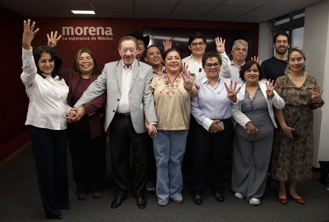 Diputados de Morena pasaron de la ilusión a la sorpresa, y terminaron enfadados porque la conferencia de prensa a la que tuvieron que asistir este miércoles por instrucciones superiores terminó siendo de respaldo al presidente del partido en la Ciudad de México, Héctor Díaz Polanco. FOTOS: Especial