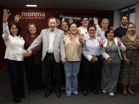 Diputados de Morena pasaron de la ilusión a la sorpresa, y terminaron enfadados porque la conferencia de prensa a la que tuvieron que asistir este miércoles por instrucciones superiores terminó siendo de respaldo al presidente del partido en la Ciudad de México, Héctor Díaz Polanco. FOTOS: Especial
