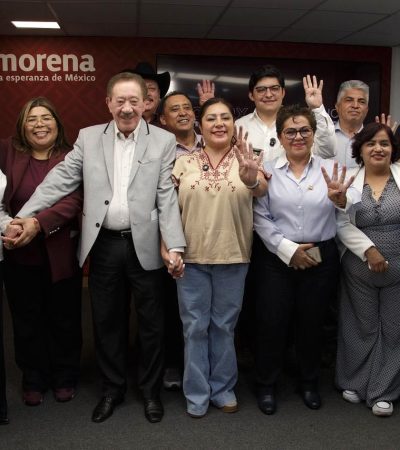 Diputados de Morena pasaron de la ilusión a la sorpresa, y terminaron enfadados porque la conferencia de prensa a la que tuvieron que asistir este miércoles por instrucciones superiores terminó siendo de respaldo al presidente del partido en la Ciudad de México, Héctor Díaz Polanco. FOTOS: Especial
